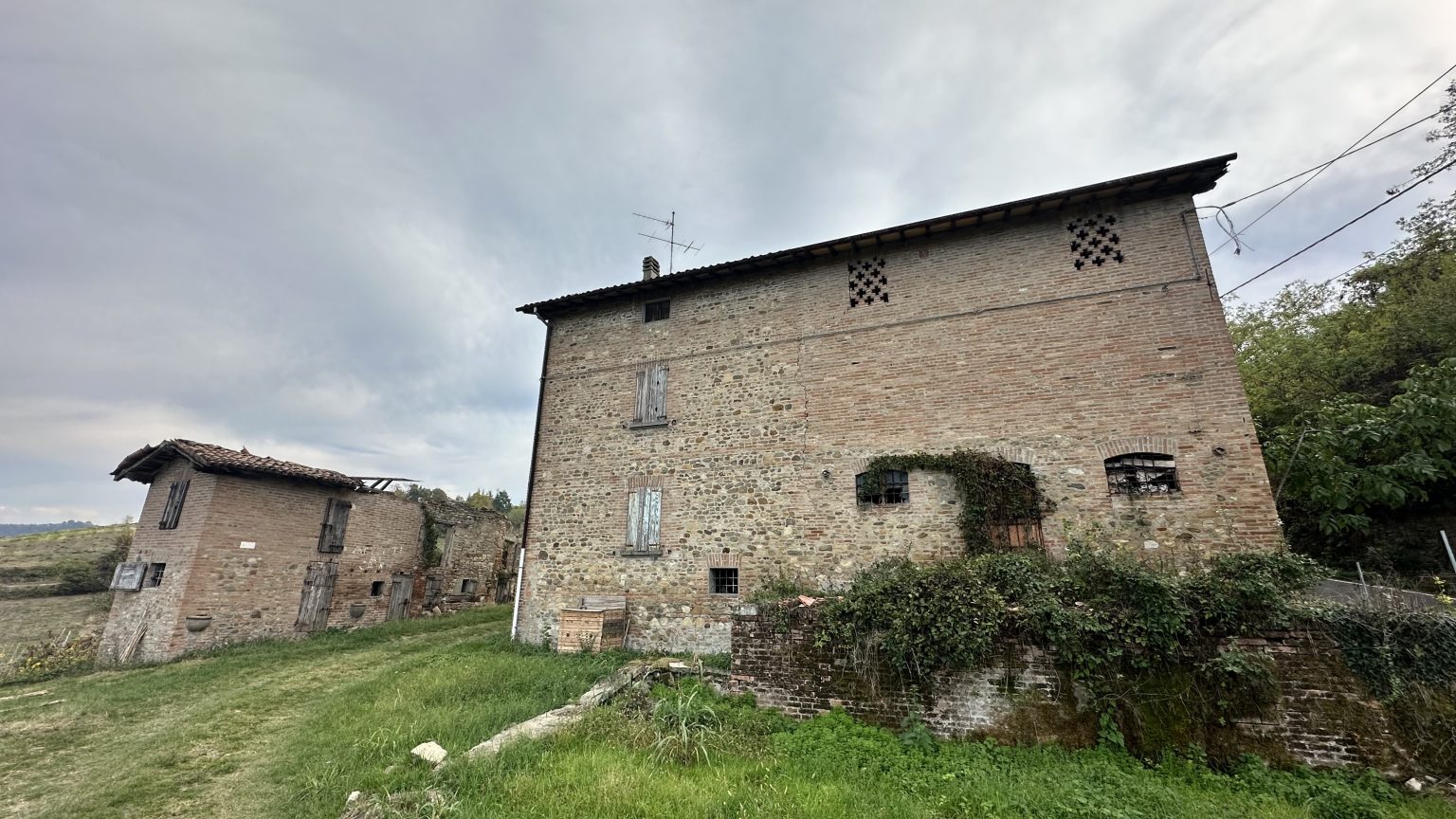 Rustici con 4 ettari di terreno agricolo a Savignano alto